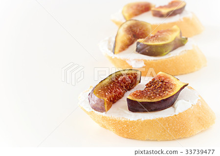 Toast Bruschetta with fresh Figs and Goat Cheese Toast Bruschetta with fresh Figs and Goat Cheese 33739477