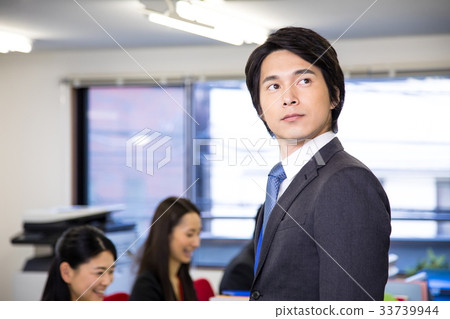 男性，男性，成年男性，商人，辦公室工作人員，辦公室工作人員，辦公室圖像，業務圖像 33739944