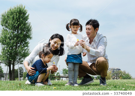 Family going out to the park Family going out to the park 33740049
