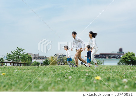 Family going out to the park 33740051