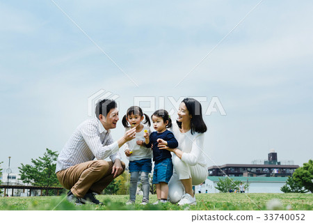 Family going out to the park Family going out to the park 33740052