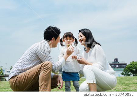 Family going out to the park 33740053