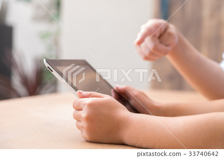 Parent and child who operate tablet terminal Father and daughter Parent and child looking at tablet Father Father Daughter Girl life feeling 33740642