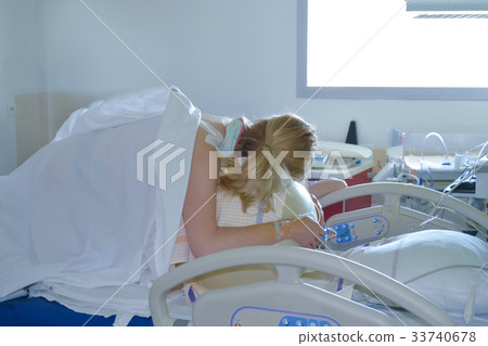 Woman during contractions on a fitness ball Parturition Woman during contractions on a fitness ball Parturition 33740678