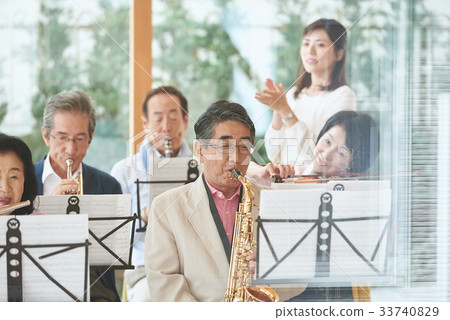 Senior music circle 33740829