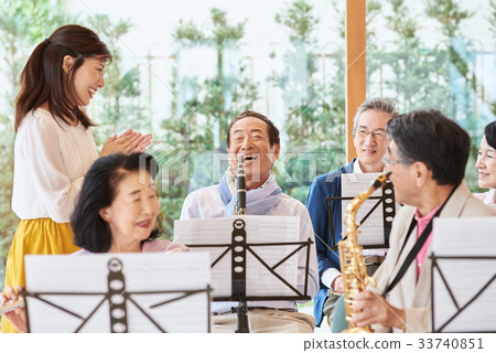 Senior music circle 33740851