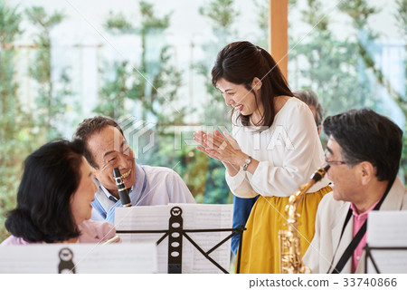 Senior music circle 33740866