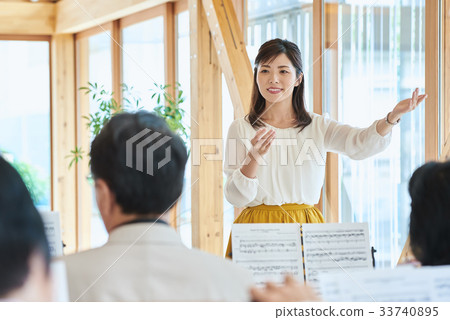 Senior music circle 33740895