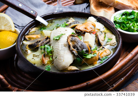 Seafood fish soup in clay bowls served with lemon Seafood fish soup in clay bowls served with lemon 33741039