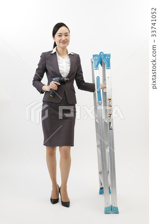 做企業差事的女商人西裝婦女白色後面充分的身體 做企業差事的女商人西裝婦女白色後面充分的身體 33741052