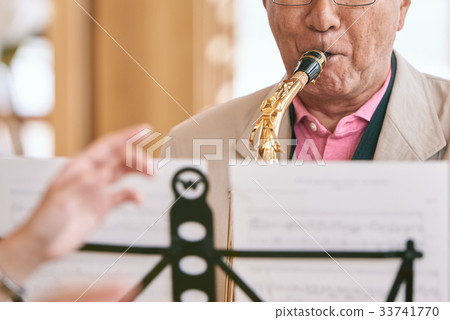 Senior music circle 33741770