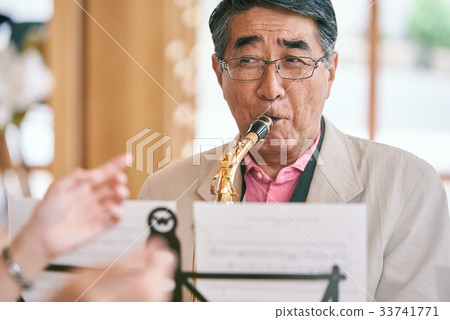 Senior music circle 33741771