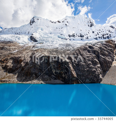 Lake Laguna 69 and Chakrarahu mountain 33744005