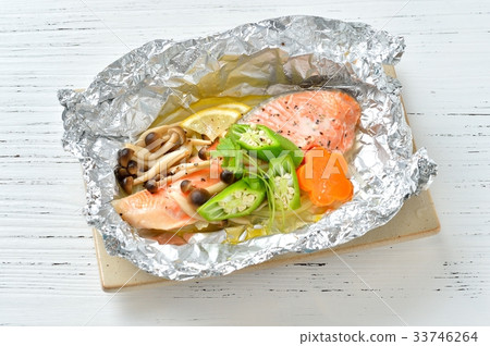 “鮭魚煮”。 *煮熟並加熱。 *楓葉是仿製的(人造花)。 “鮭魚煮”。 *煮熟並加熱。 *楓葉是仿製的(人造花)。 33746264