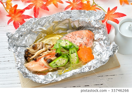 "Foiled salmon". *Cooked and heated. *Maple leaves are imitation (artificial flowers). 33746266