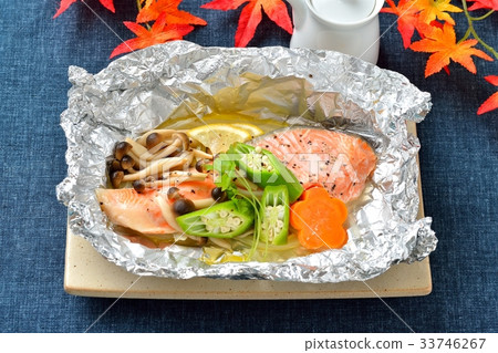 “鮭魚煮”。 *煮熟並加熱。 *楓葉是仿製的(人造花)。 “鮭魚煮”。 *煮熟並加熱。 *楓葉是仿製的(人造花)。 33746267