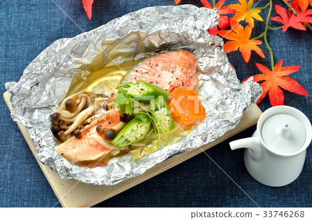 "Foiled salmon". *Cooked and heated. *Maple leaves are imitation (artificial flowers). 33746268