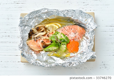 "Foiled salmon". *Cooked and heated. *Maple leaves are imitation (artificial flowers). 33746270