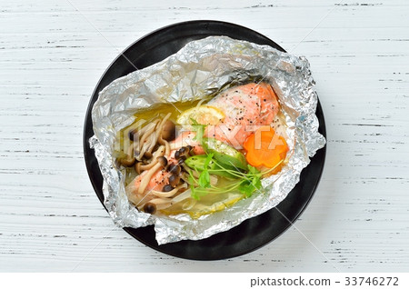 “鮭魚煮”。 *煮熟並加熱。 *楓葉是仿製的（人造花）。 33746272