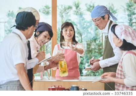 Senior cooking class 33746335
