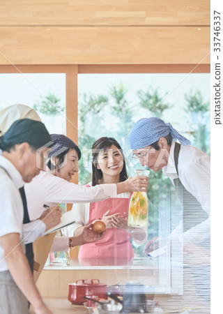 Senior cooking class 33746337