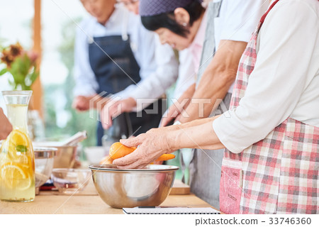 Senior cooking class 33746360