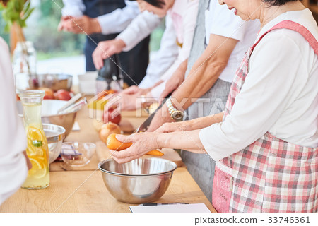 Senior cooking class 33746361