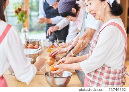 Senior cooking class 33746362
