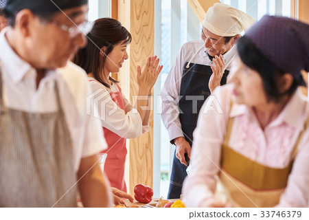 Senior cooking class 33746379