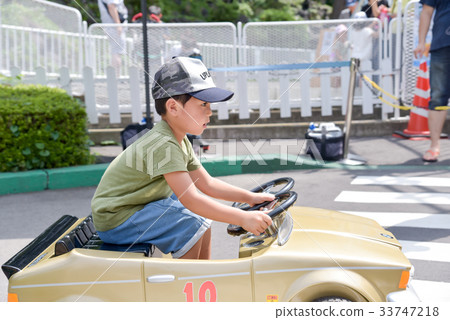 男孩騎著卡丁車 男孩騎著卡丁車 33747218