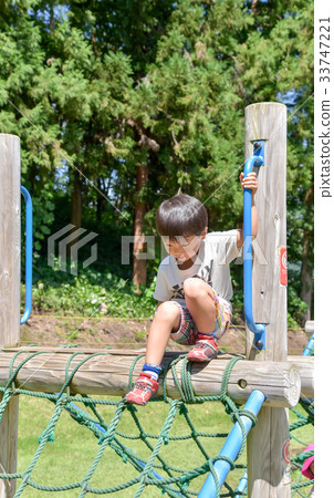 一個男孩在公園裡玩 一個男孩在公園裡玩 33747221