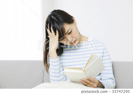 讀書的婦女在沙發疲倦的少婦 33747295