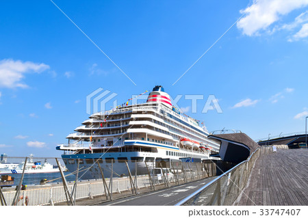 Luxury cruise ship moored at Osanbashi Pier in Yokohama Port Luxury cruise ship moored at Osanbashi Pier in Yokohama Port 33747407