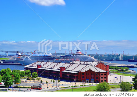 豪華遊輪停泊在橫濱港碼頭 33747459