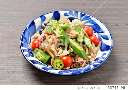 “秋葵，迷你番茄，豬肉，洋蔥，shimeji的夏季耐力菜，炒菜，炒豬肉蔬菜，炒豌豆盤” 33747496