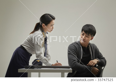 Police, thieves, professionals 33747525