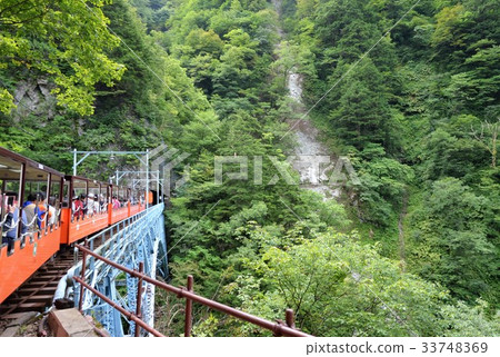 橫渡橋樑的Kurobe峽谷鐵路卡車火車 33748369