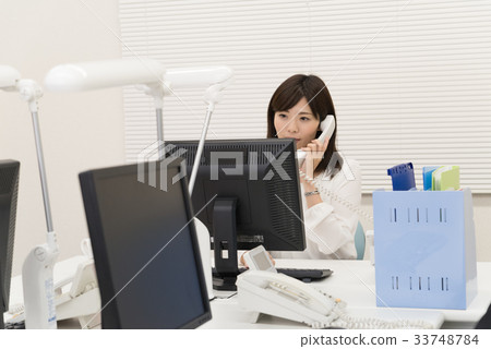 工作在書桌的女性僱員 33748784