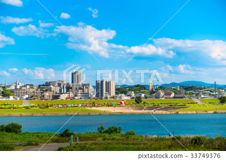 淀川河床和枚方市的城市線 淀川河床和枚方市的城市線 33749376