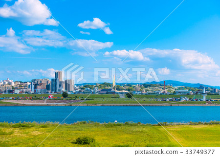 淀川河床和枚方市的城市線 淀川河床和枚方市的城市線 33749377