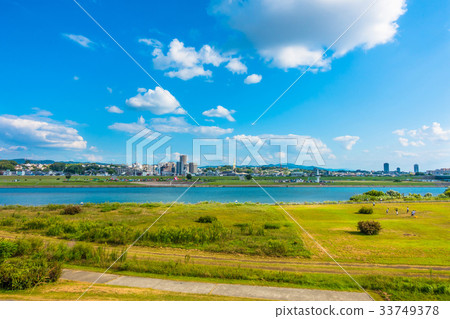 淀川河床和枚方市的城市線 淀川河床和枚方市的城市線 33749378