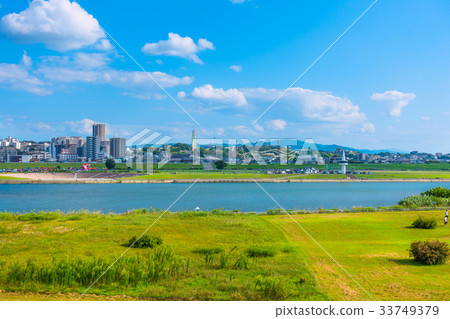 淀川河床和枚方市的城市線 淀川河床和枚方市的城市線 33749379