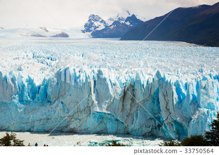 Glacier Perito Moreno, southeast of Argentina Glacier Perito Moreno, southeast of Argentina 33750564
