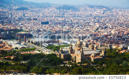 Historical neighbourhoods of Barcelona, view above 33750813