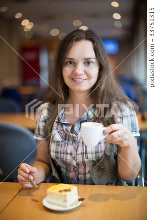 Girl drinking morning coffee 33751315