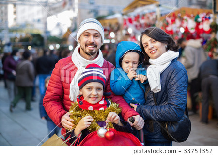 Parents with kids choosing X-mas decorations in market 33751352