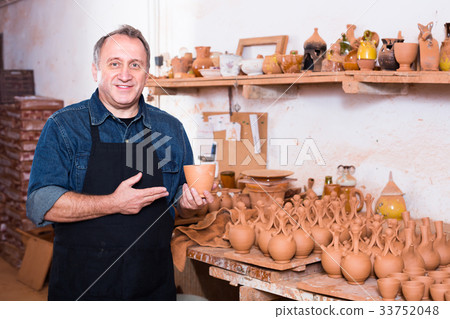 Elderly master at the pottery workshop. 33752048