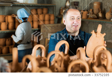 Potters displaying their product at the workshop 33752105