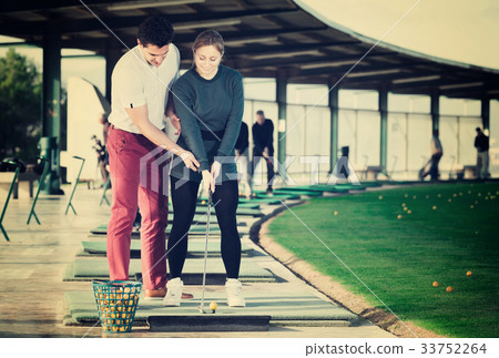 Player golf helps girl to master the skills Player golf helps girl to master the skills 33752264