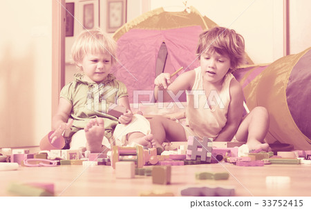 Children playing at home 33752415